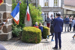 Dépôt de gerbe devant...
