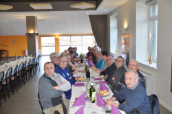 25 convives autour...