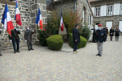 Devant le monument